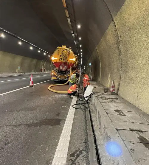 翔安隧道排水渠清淤